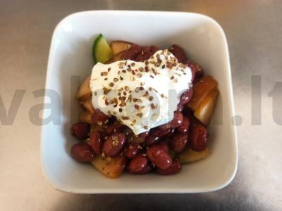 Salotas su marinuotais obuoliais, pupelėmis ir agurkais Žingsnis 4