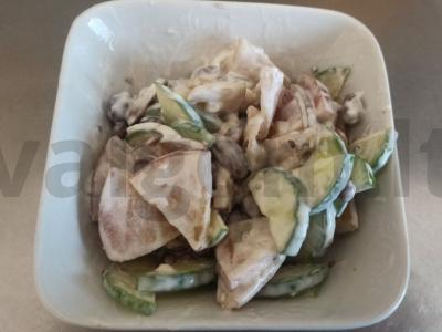 Salotas su marinuotais obuoliais, pupelėmis ir agurkais pagrindine nuotrauka