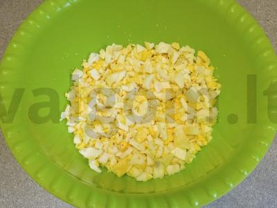 Okroška su virta dešra ir džiovintais krapais ant beržo sulos Žingsnis 1