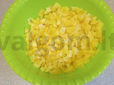 Okroška su virta dešra ir džiovintais krapais ant beržo sulos Žingsnis 2