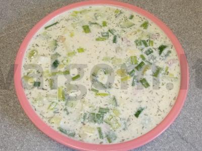 Okroška su virta dešra ir džiovintais krapais ant beržo sulos pagrindine nuotrauka