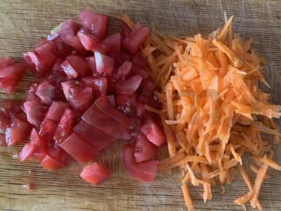 Ryžiai su sūriu ir daržovėmis keptuvėje Žingsnis 1