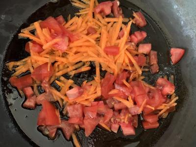 Ryžiai su sūriu ir daržovėmis keptuvėje Žingsnis 2