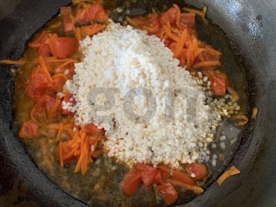 Ryžiai su sūriu ir daržovėmis keptuvėje Žingsnis 3