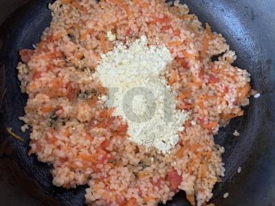 Ryžiai su sūriu ir daržovėmis keptuvėje Žingsnis 4