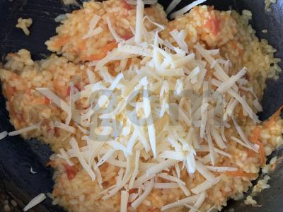 Ryžiai su sūriu ir daržovėmis keptuvėje Žingsnis 7