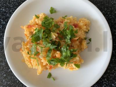 Ryžiai su sūriu ir daržovėmis keptuvėje pagrindine nuotrauka