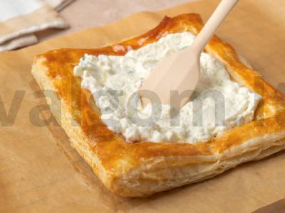 Greitas pyragas su vyšniniais pomidorais ir rikota Žingsnis 6