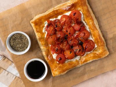 Greitas pyragas su vyšniniais pomidorais ir rikota Žingsnis 7