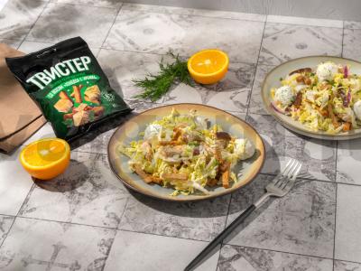 Salotas su sūrio rutuliukais ir sausainiais pagrindine nuotrauka