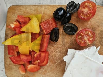 Salotas su paprika, vyšniniais pomidorais ir feta sūriu Žingsnis 1