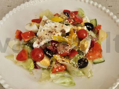 Salotas su paprika, vyšniniais pomidorais ir feta sūriu pagrindine nuotrauka