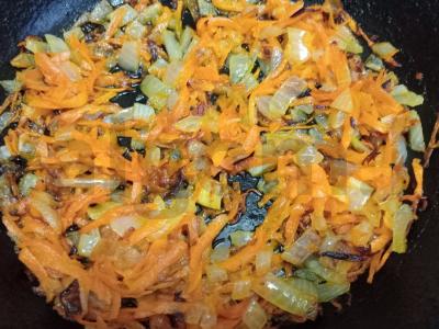 Troškinti vištienos skrandžiai su grietine ir marinuotais agurkėliais Žingsnis 1