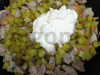 Troškinti vištienos skrandžiai su grietine ir marinuotais agurkėliais Žingsnis 6