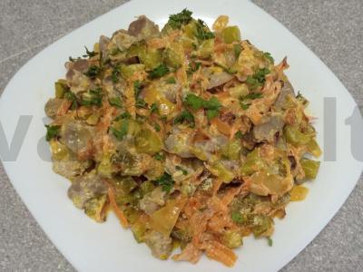 Troškinti vištienos skrandžiai su grietine ir marinuotais agurkėliais pagrindine nuotrauka