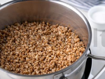 Vegetariškos grikių kotletai Žingsnis 1