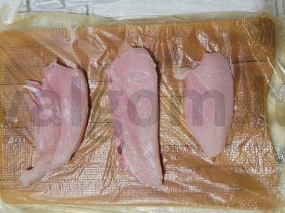 Sultingas vištienos filė kepimo popieriuje ant keptuvės Žingsnis 1