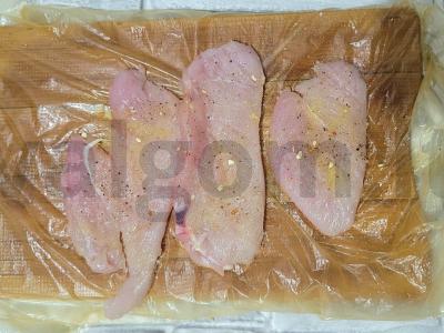 Sultingas vištienos filė kepimo popieriuje ant keptuvės Žingsnis 2