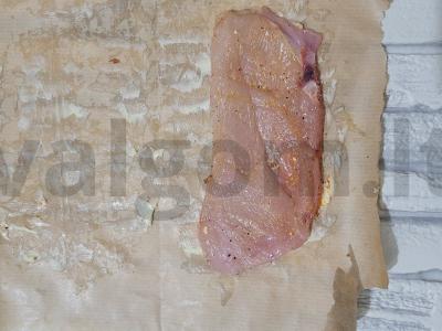 Sultingas vištienos filė kepimo popieriuje ant keptuvės Žingsnis 3