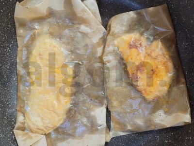 Sultingas vištienos filė kepimo popieriuje ant keptuvės Žingsnis 4