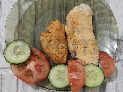 Sultingas vištienos filė kepimo popieriuje ant keptuvės pagrindine nuotrauka