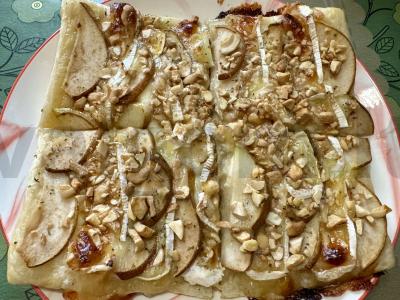 Pica su kriauše ir brie sūriu pagrindine nuotrauka