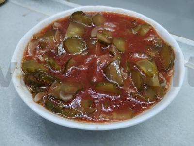 Agurkų salotos su pomidorais pagrindine nuotrauka