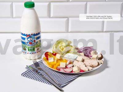 Lengvas salotas su vištiena ir kefyro padažu pagrindine nuotrauka