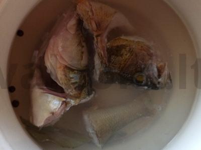 Žuvienė iš lydekos galvų ir uodegų su kiaušiniu Žingsnis 1