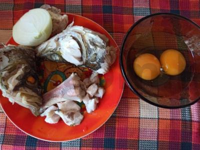 Žuvienė iš lydekos galvų ir uodegų su kiaušiniu Žingsnis 4