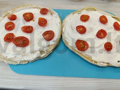 Pica su sūriu ir vyšniniais pomidorais Žingsnis 3