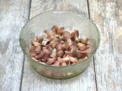 Sluoksniuotas „Silkė po kailiu“ salotas Žingsnis 1