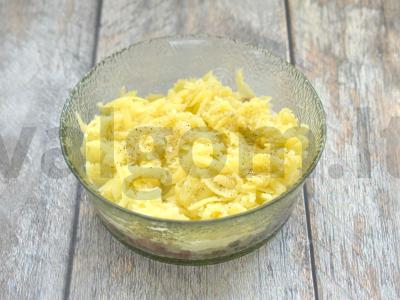 Sluoksniuotas „Silkė po kailiu“ salotas Žingsnis 3