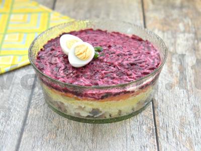 Sluoksniuotas „Silkė po kailiu“ salotas pagrindine nuotrauka