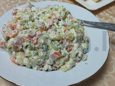 Klasikinis olivjė su doktorine dešra pagrindine nuotrauka