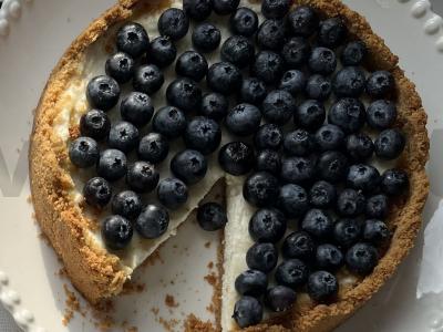 Estetinis varškės sūrio pyragas su mėlynėmis pagrindine nuotrauka