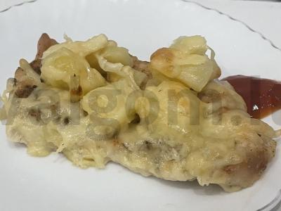 Vištienos krūtinėlė su ananasais, sūriu ir prieskoniais pagrindine nuotrauka