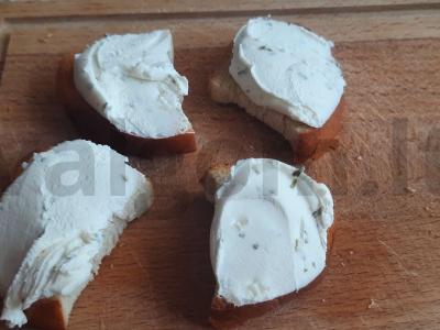 Brusketa su varškės sūriu, kumpiu ir agurku Žingsnis 2