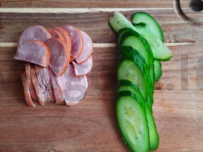 Brusketa su varškės sūriu, kumpiu ir agurku Žingsnis 3