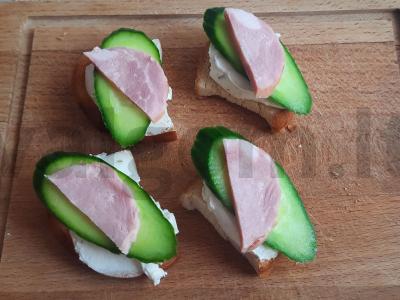 Brusketa su varškės sūriu, kumpiu ir agurku Žingsnis 4