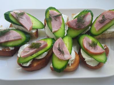 Brusketa su varškės sūriu, kumpiu ir agurku pagrindine nuotrauka
