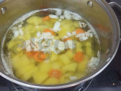 Pomidorų sriuba su dešrainių sūriu Žingsnis 2