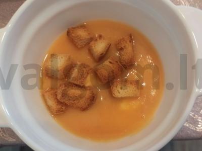 Pomidorų sriuba su dešrainių sūriu pagrindine nuotrauka