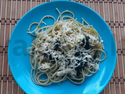 Žaliųjų žirnių spageti su špinatais ir sūriu pagrindine nuotrauka