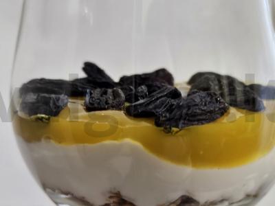 Triflis su granola, jogurtu ir razinomis Žingsnis 1