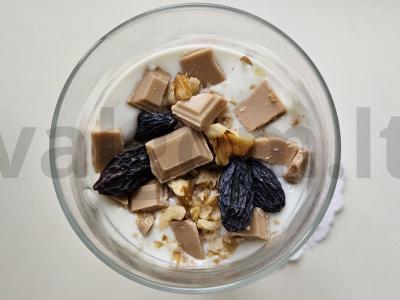 Triflis su granola, jogurtu ir razinomis pagrindine nuotrauka