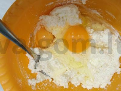 Varškės apkepas su jogurtu ir uogomis Žingsnis 4