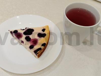 Varškės apkepas su jogurtu ir uogomis pagrindine nuotrauka