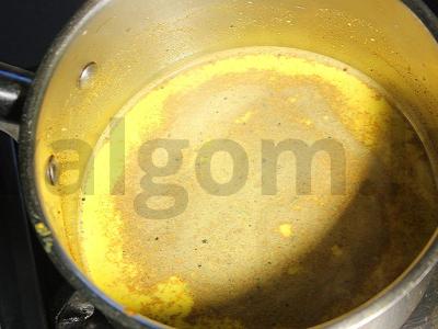 „Auksinis pienas“ su ciberžole, imbieru ir cinamonu ramiam miegui Žingsnis 3