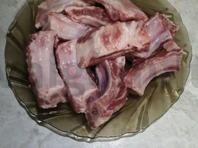 Bulvytė, troškinta su kiaulienos šonkauliais Žingsnis 1